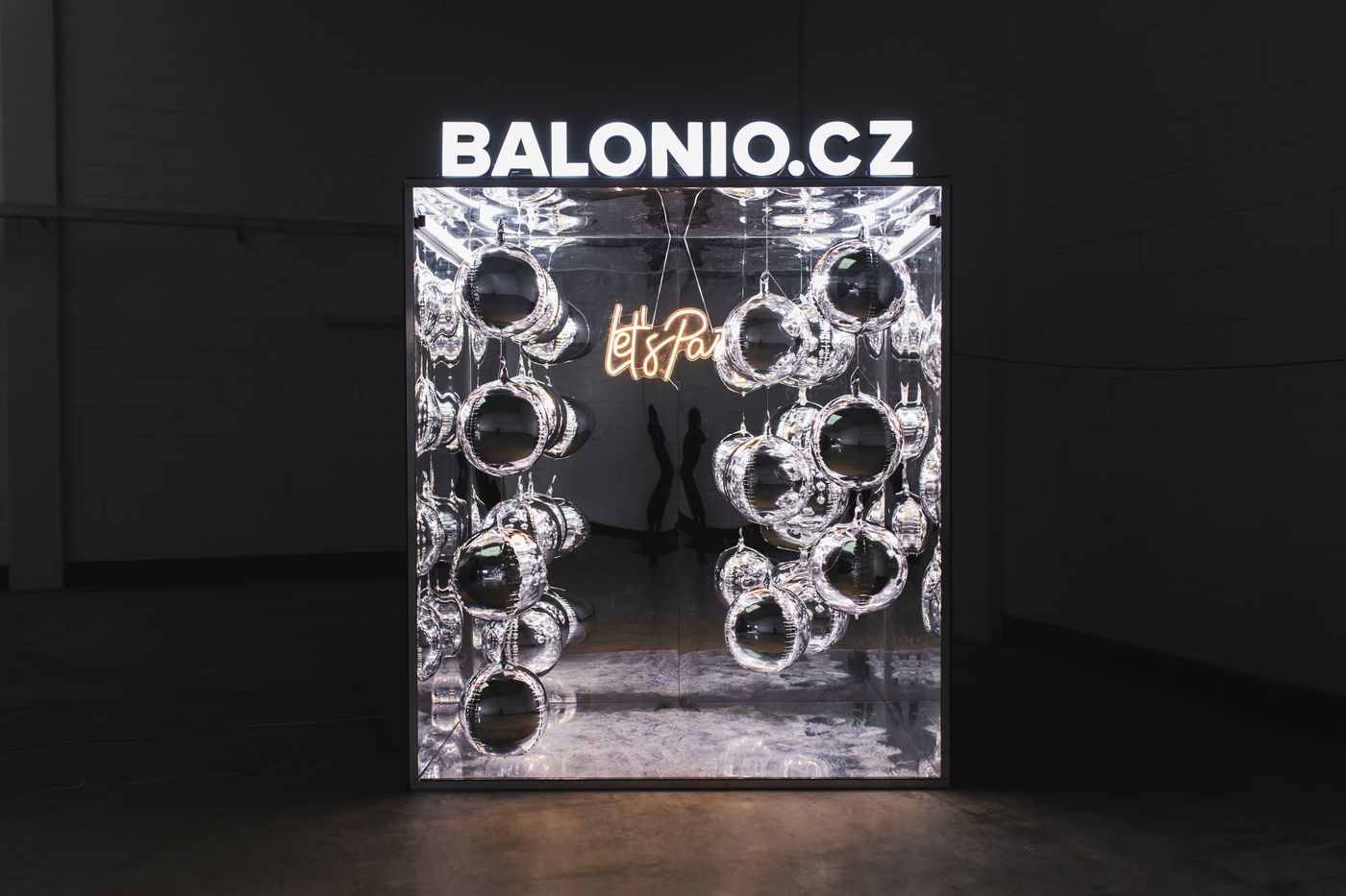 Malé Balonio — zrcadlový fotobox s nápisem BALONIO.CZ, celkový pohled