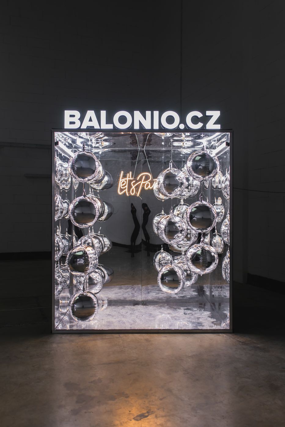 Malé Balonio zepředu — zrcadla a stříbrné balónky