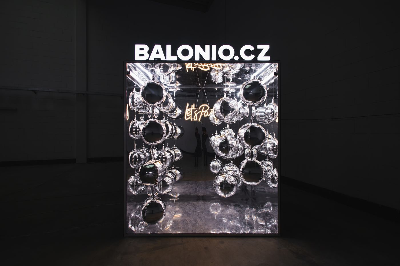 Malé Balonio v prázdné hale — velikost instalace