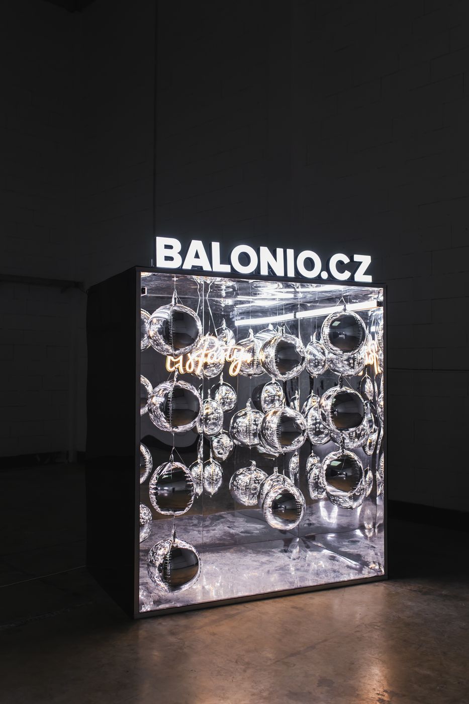 Malé Balonio s neonem uvnitř