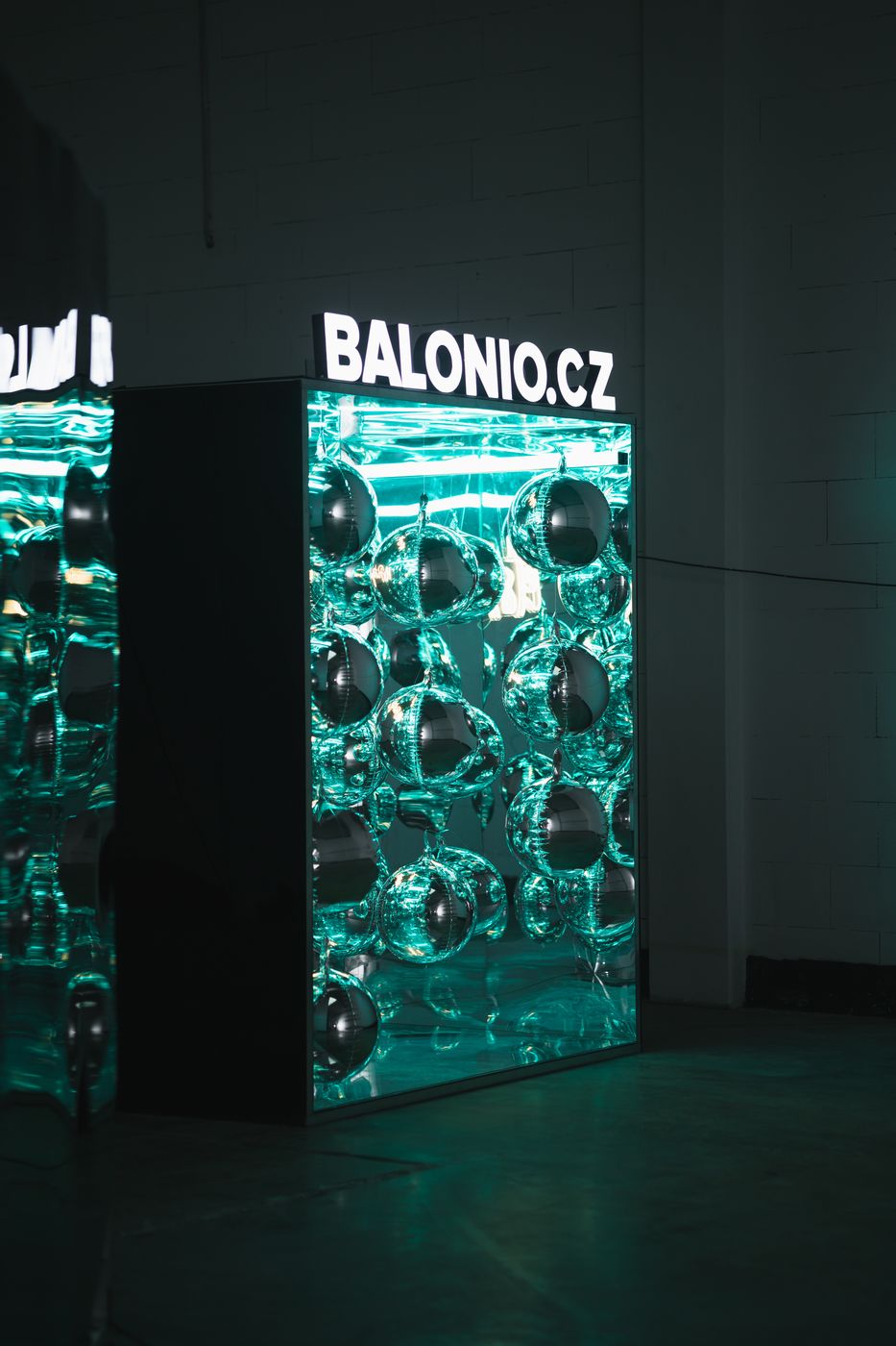 Malé Balonio nasvícené barevně — světla v barvách vašeho brandu