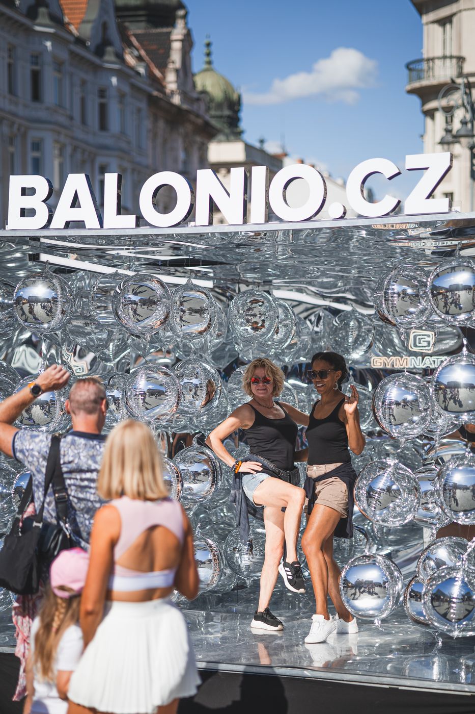 Hosté se fotí v Malém Baloniu na Gymnation Run
