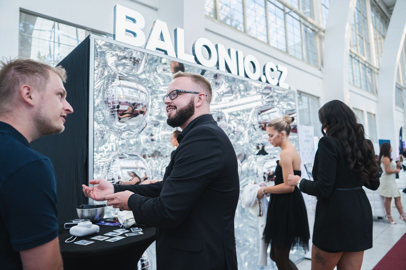 Velké Balonio s nápisem BALONIO.CZ a hosty na Czech Fashion Week