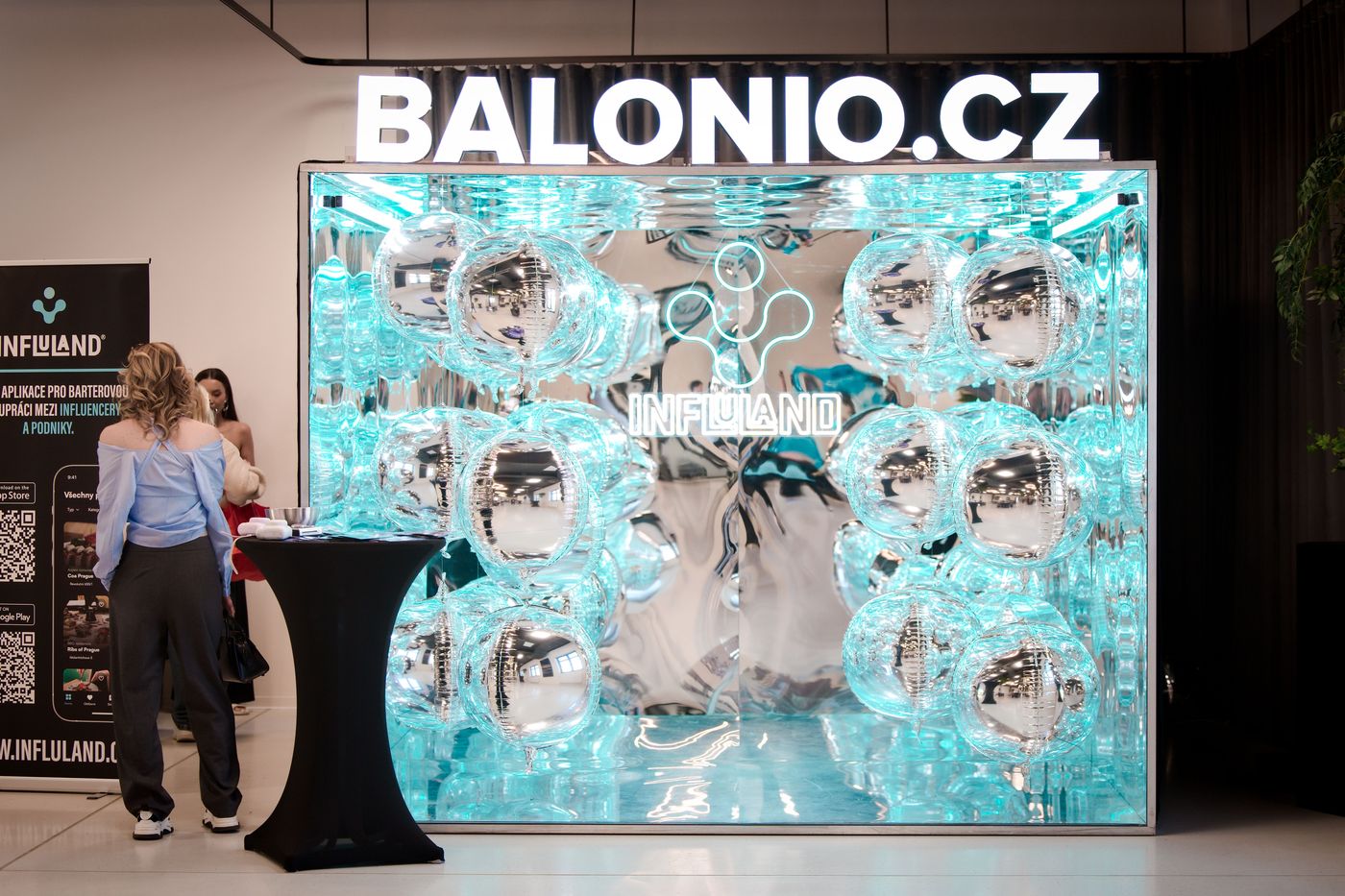 Velké Balonio v tyrkysovém nasvícení s logem klienta