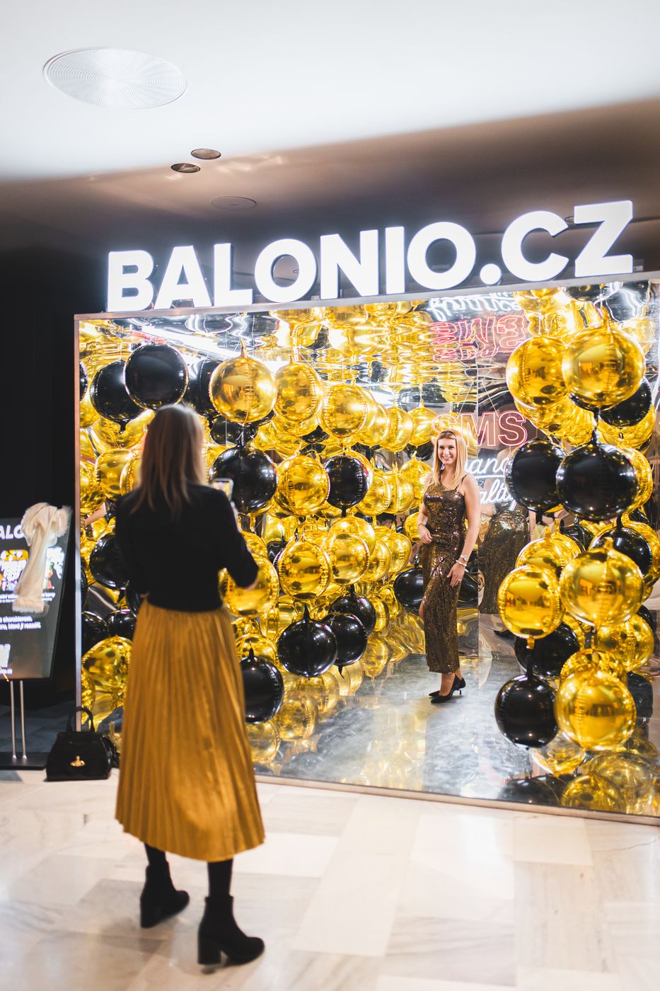 Hosté vstupují do Velkého Balonia na večírku SMS Finance