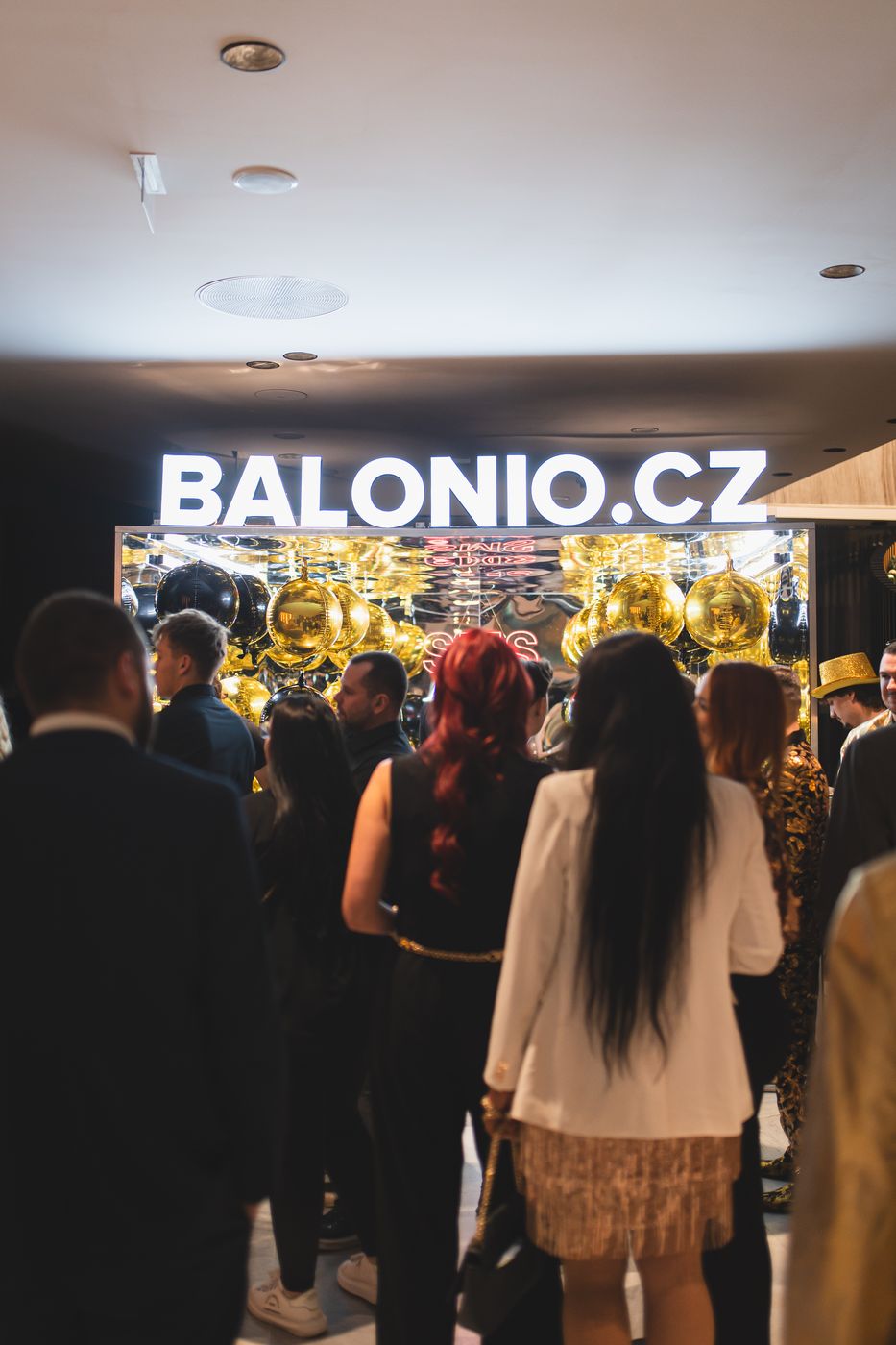 Velké Balonio ve zlatých a černých balóncích na večírku SMS Finance