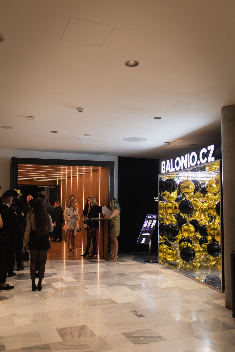 Velké Balonio na konci chodby hotelu — vizuální dominanta akce