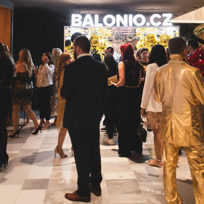 Balonio s neonem na míru na firemním večírku